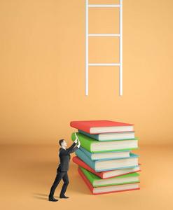 商人推着书堆在橙色的背景上爬上梯子。 知识和成长概念。