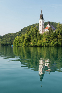绿松石湖在斯洛文尼亚的布莱德岛上，带着玛丽的朝圣教堂