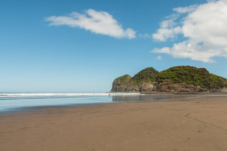 观看海岸线贝瑟尔海滩，悬崖和树木在新西兰奥克兰北岛附近的恒加
