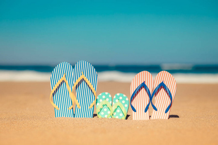 沙滩拖鞋在沙滩上。 暑假概念