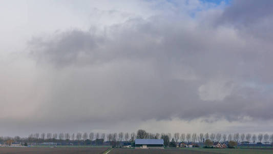 荷兰阿姆斯特丹附近荷兰乡村天空和云层下的田野景观
