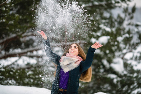 美丽的女孩在一个惊人的冬天玩雪。