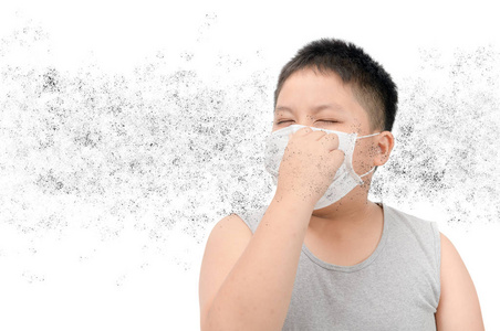 肥胖的胖男孩戴着防护面罩，以保护污染和流感隔离在白色背景下的健康概念