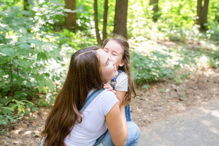 家庭自然和人的概念母亲和可爱的小女儿拥抱在夏日公园里