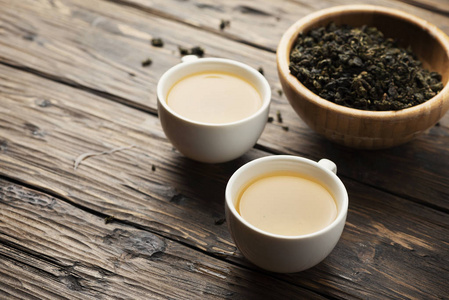 两杯热绿茶和生茶放在木桌上，选择性聚焦图像
