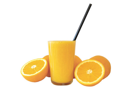 橙汁杯与几个橙子分离成白色