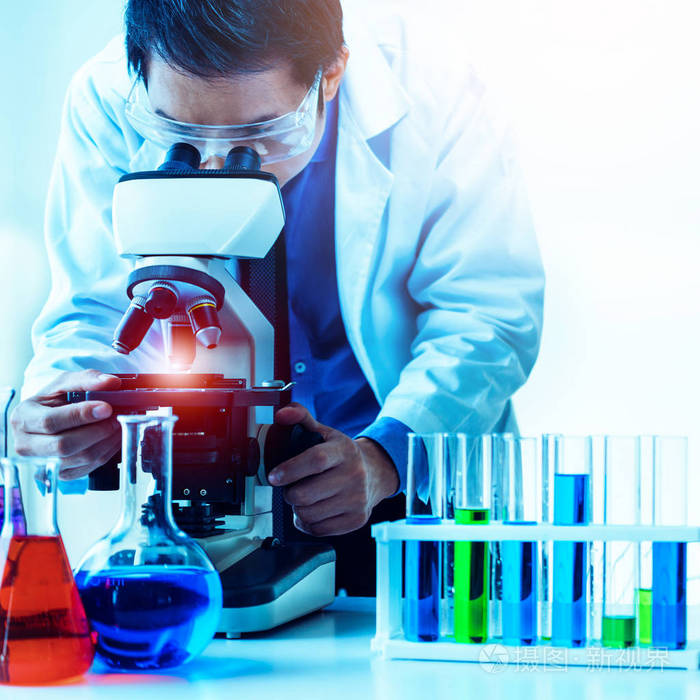 在制药实验室工作的人科学家,在显微镜中检查生物化学样品.