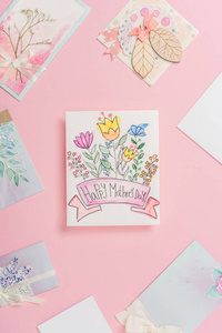 节日快乐的母亲节贺卡，上面有鲜花和不同的母亲节明信片，围绕粉色背景排列