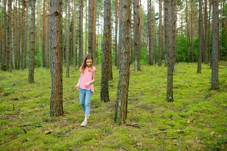 夏天在森林里散步的可爱女孩