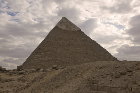 埃及。 阴晴不定的吉萨开罗金字塔