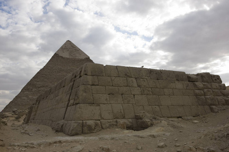 埃及。 阴晴不定的吉萨开罗金字塔