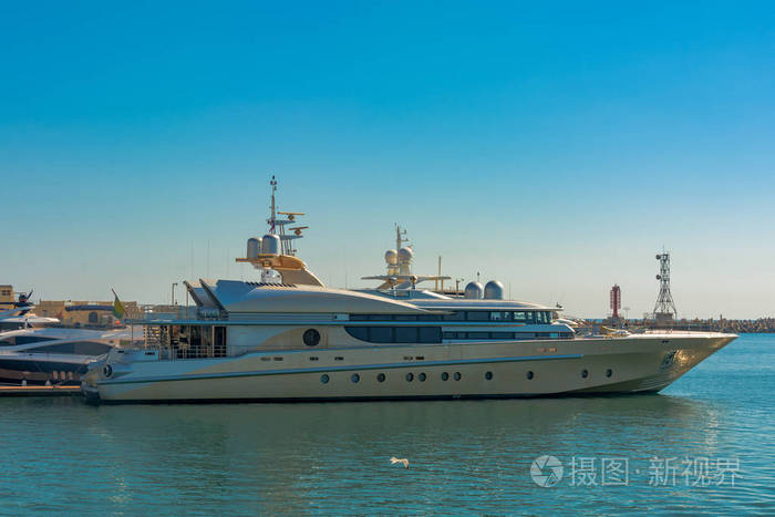 许多不同的游艇和船只站在码头 游艇工人和旅行者正准备在海里航行.