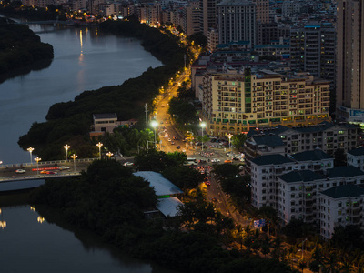 在晚上的现代城市