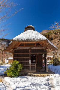 日本小茅草屋在日本山山五湖区的SaikoIyashinoSatoNenba传统村庄，被原始的雪覆盖。