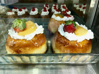 土耳其甜点巴利巴巴蜂蜜蛋糕与鲜奶油和雪利贝在帕丝丽展示。 传统甜点。