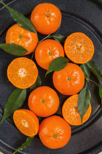 橙色柑橘类水果，深色木制背景，平顶图案