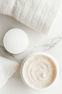 擦洗和去角质奶油产品在大理石平躺护肤和身体护理豪华水疗和清洁化妆品的概念。 皮肤的健康与美丽