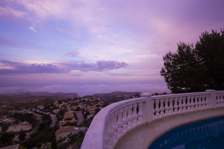 日落时, 西班牙科斯塔布兰卡的泳池别墅的景色。西班牙房地产