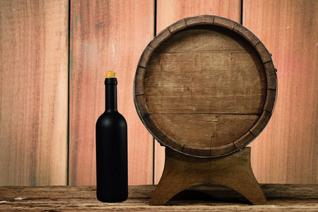 木桶和黑色酒瓶放在老橡木桌上。