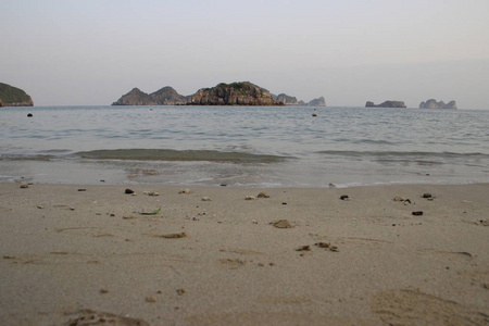 在越南最著名的地方哈龙湾，可以看到古色古香的悬崖和带绿松石水的大海。