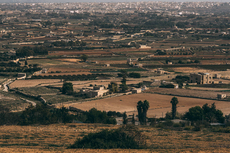 从山上看马耳他农村的农田
