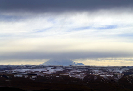 北高加索远处雪蓝精灵美丽景观照片