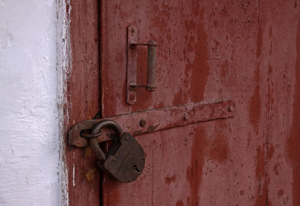 旧木门锁着金属挂锁