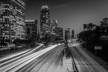 在110高速公路和洛杉矶天际线上的交通在夜间从洛杉矶加利福尼亚市中心的第四街桥上看到。