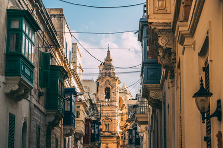 斯莱马与马耳他传统阳台的街景