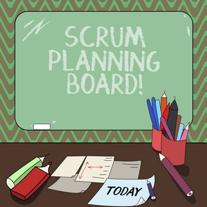 概念手写显示 scrum 规划委员会。商业照片展示了 scrum 团队安装黑板的进展, 并在办公桌上安装了粉笔书写工具表