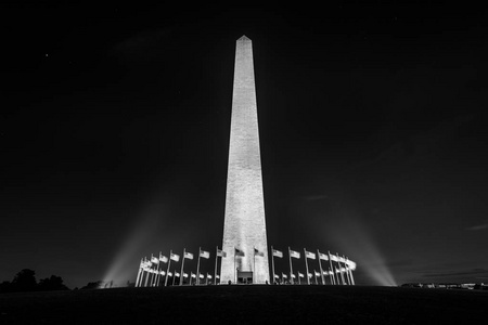晚上华盛顿纪念碑，在华盛顿特区。