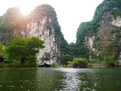 这艘船在越南的哈龙伯克与高山一起沿水道划行