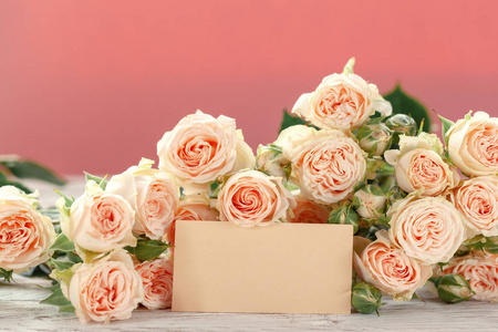 粉红色玫瑰花与AG的文字在粉红色的背景。 母亲节生日情人节女人日庆祝概念。