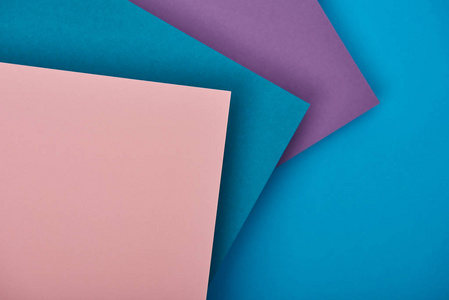 蓝紫粉红纸张顶视图，复印空间