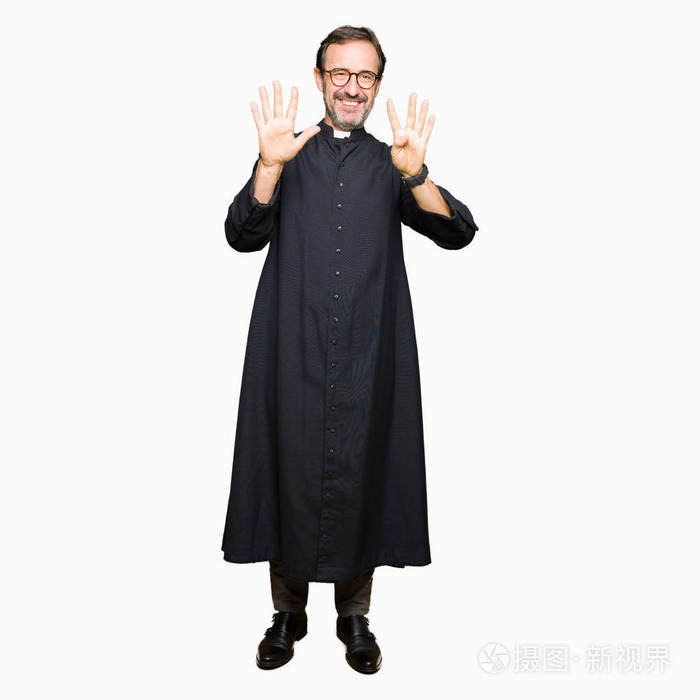 中年牧师穿着天主教长袍,用手指举着第九个手指,微笑着自信和快乐.