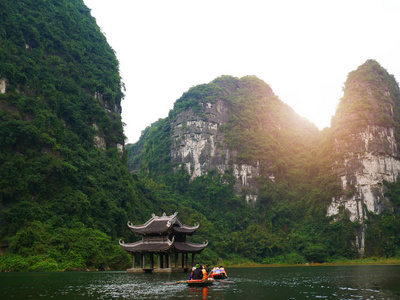 这艘船在越南的哈龙伯克与高山一起沿水道划行