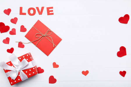 红色的心与文字爱，礼品盒白色背景