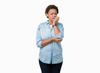 年轻美丽的非裔美国妇女，在孤立的背景下，看上去压力很大，紧张，双手咬着嘴的指甲。 焦虑问题。