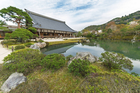 石山寺前有池塘的花园