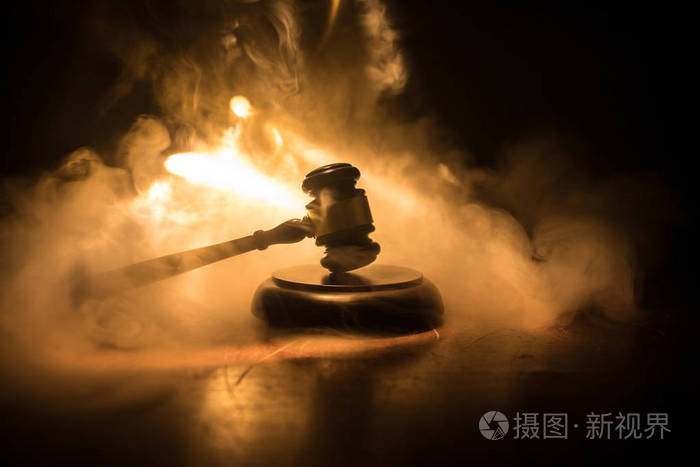 法槌在黑暗的雾背景与光. 选择性聚焦