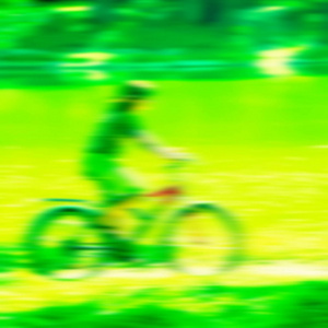 骑自行车的女人的剪影模糊的背景