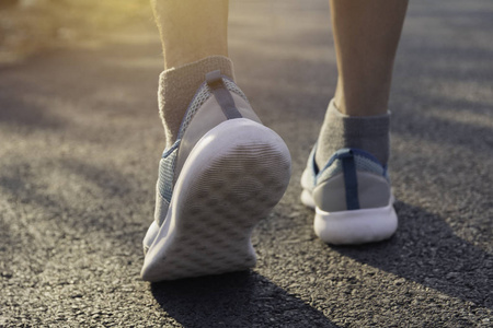 一个女人早上跑步慢跑锻炼和健康的生活方式概念。