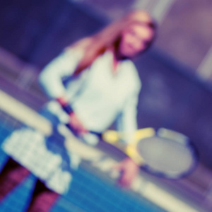 背景模糊的女人在户外打网球