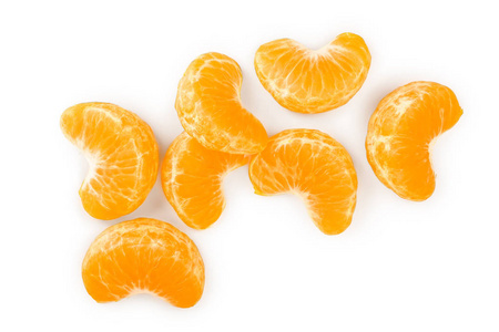 在白色背景上分离的叶子的橘子或普通话片。顶部视图。扁平