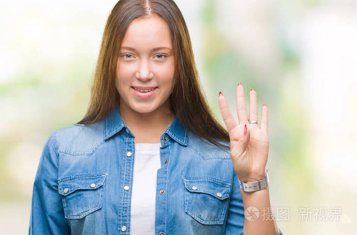 年轻的白种人美丽的女人在孤立的背景显示和指着第四个手指,同时微笑