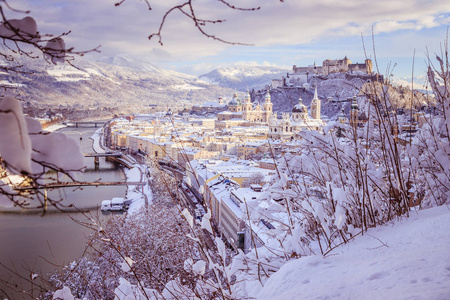 萨尔茨堡冬季全景雪域历史中心阳光