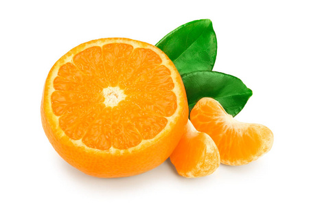 在白色背景上查出的叶子的橘子果或柑橘果实
