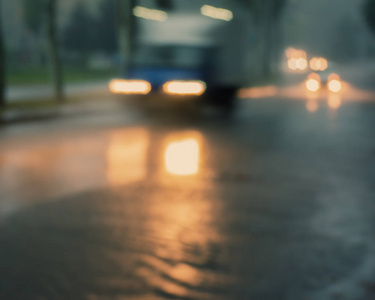 卡车在夜里雨中在城市里行驶，背景模糊