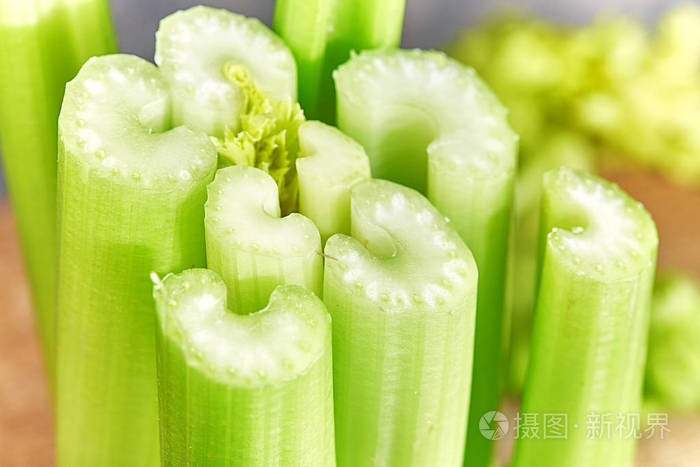 背景上的宏观芹菜切片