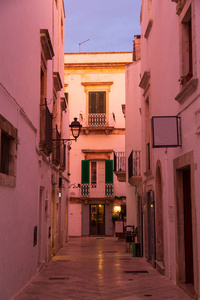 日落时洛索托东顿的狭窄白色街道, 意大利巴里省